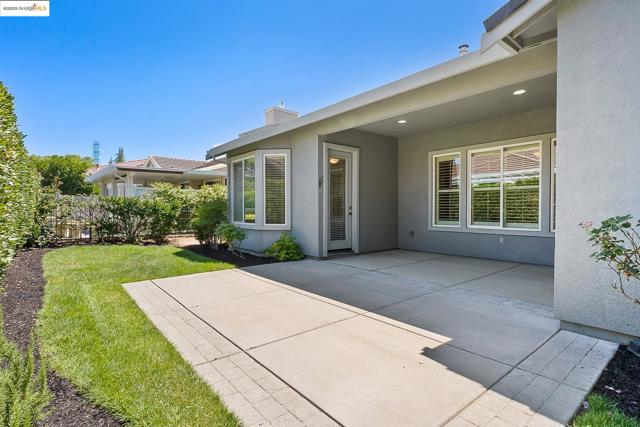 551 Quindell Way, Brentwood CA: https://media.crmls.org/mediaz/0db7a2ed-4476-43c9-997a-1971af8c4d7b.jpg
