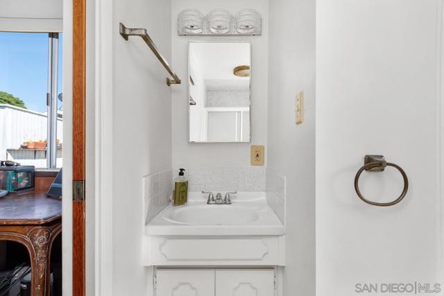 3607 Frenzel Cirl, Oceanside CA: https://media.crmls.org/mediaz/0db7cd0d-525e-49b6-a25c-c1ef855253f2.jpg
