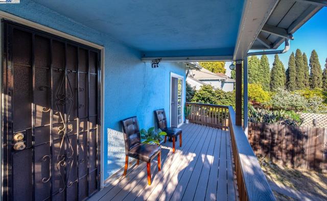 835 Apgar St, Oakland CA: https://media.crmls.org/mediaz/0db89101-ab1e-41d8-b282-ff8128b47e36.jpg