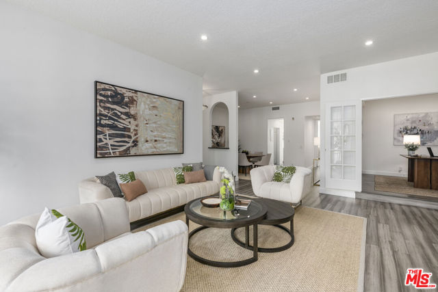 350 S Spalding Drive, Beverly Hills CA: https://media.crmls.org/mediaz/0db98a91-48b5-4626-9e2a-9c0b56e6df0f.jpg