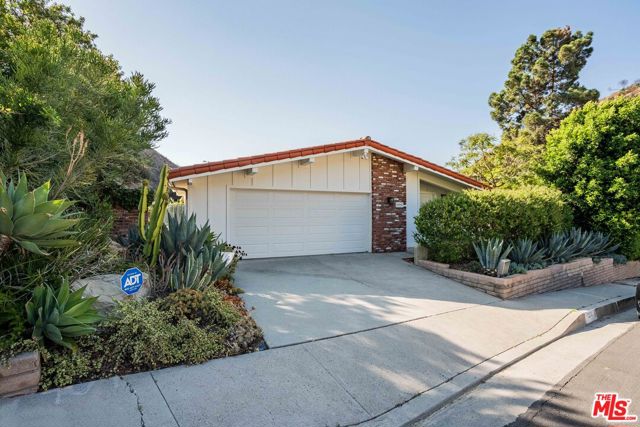 1200 El Hito Circle, Pacific Palisades CA: https://media.crmls.org/mediaz/0dba5067-32ec-4f2b-8c9a-44311a3f0761.jpg