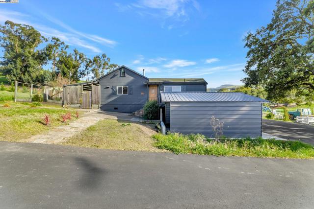 5135 Andrade Rd, Sunol CA: https://media.crmls.org/mediaz/0dbac991-a3dc-4d75-adb6-8850a346f6da.jpg