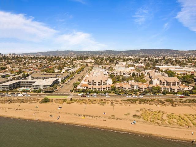 2101 Shore Line Drive, Alameda CA: https://media.crmls.org/mediaz/0dbcbb7a-f66a-48f2-b2b2-7f264cce7362.jpg