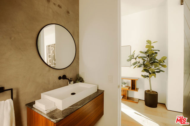 13331 Mulholland Drive, Beverly Hills CA: https://media.crmls.org/mediaz/0dbe5f50-f7d3-409f-ace4-ea9b3a027ebb.jpg