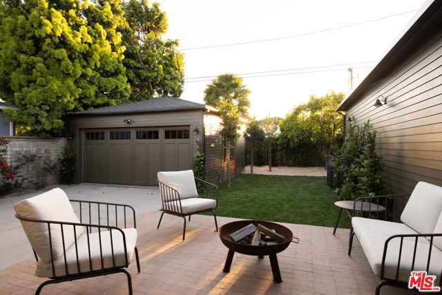 7907 Croydon Avenue, Los Angeles CA: https://media.crmls.org/mediaz/0dbe9c10-0793-486d-8db1-b0b9374fbe8d.jpg