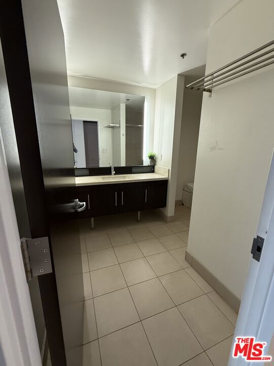 1100 S Hope Street, Los Angeles CA: https://media.crmls.org/mediaz/0dbf8f21-f06f-4419-b539-26b22d484e50.jpg