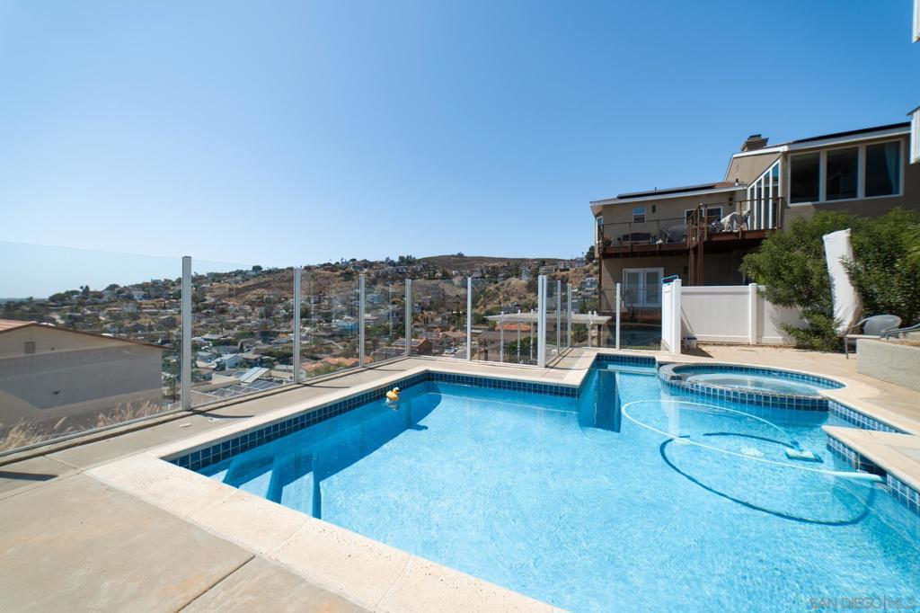 1102 La Mesa