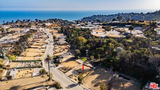 747 Jacon Way, Pacific Palisades CA: https://media.crmls.org/mediaz/0dc17298-c3ff-42b5-b83d-7c7248eb1239.jpg