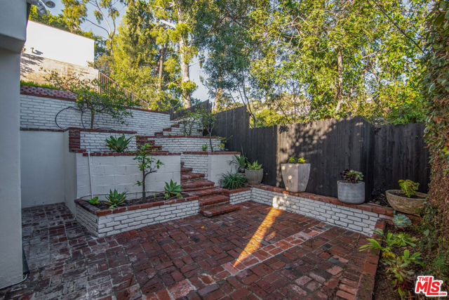 9265 Thrush Way, Los Angeles CA: https://media.crmls.org/mediaz/0dc2448e-491d-4add-9dd5-63088ddea59d.jpg