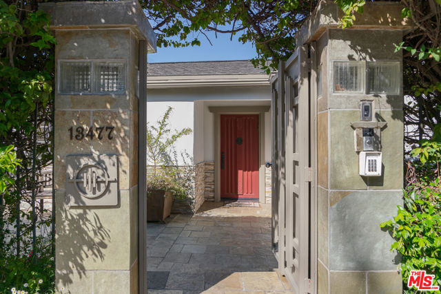 13477 Contour Drive, Sherman Oaks CA: https://media.crmls.org/mediaz/0dc304c8-a592-44cf-a33e-f0133a818af9.jpg