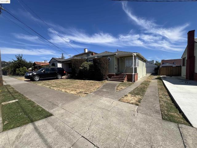 2326 Maywood Ave, Oakland CA: https://media.crmls.org/mediaz/0dc3137c-f14c-4350-bdf2-51b024d2c863.jpg