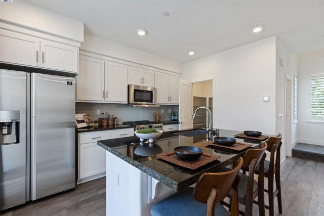 29231 Hub Ct, Hayward CA: https://media.crmls.org/mediaz/0dc343ed-ac76-40cb-b35c-e2309d8103ec.jpg