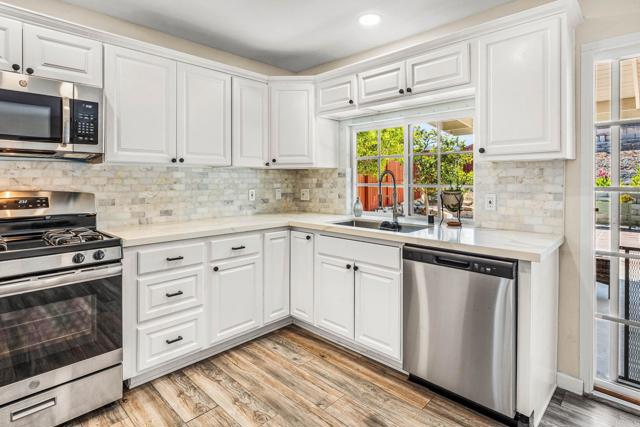 Detail Gallery Image 11 of 25 For 4136 Lynette Cir, Oceanside,  CA 92056 - 3 Beds | 2 Baths