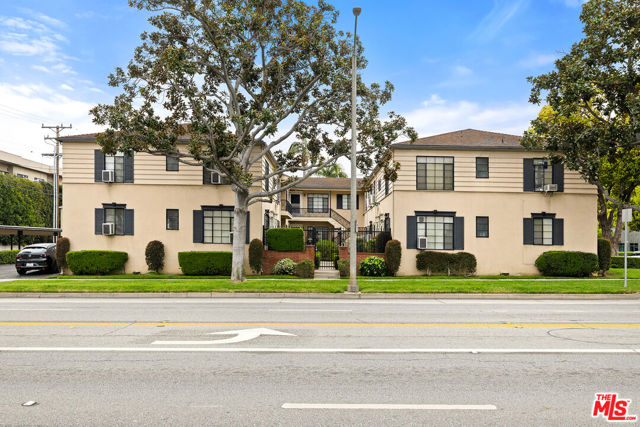 9216 Beverly Boulevard, Beverly Hills CA: https://media.crmls.org/mediaz/0dc5305a-f31e-475c-a6bb-fbd7691b1890.jpg