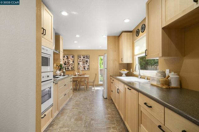 2055 Morello Ave, Pleasant Hill CA: https://media.crmls.org/mediaz/0dc6a299-9cdb-425e-a61e-908fa5161d43.jpg