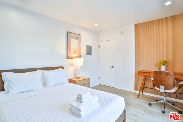 2207 Ocean Front Walk, Venice CA: https://media.crmls.org/mediaz/0dc6be69-67c0-4c98-992c-f0822abab62d.jpg
