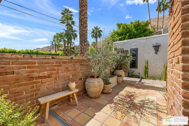370 W Crestview Drive, Palm Springs, CA 92264
