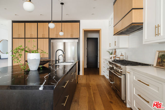 5328 Allott Avenue, Sherman Oaks CA: https://media.crmls.org/mediaz/0dc7d499-f9d6-47d1-8f01-baae4441a6eb.jpg