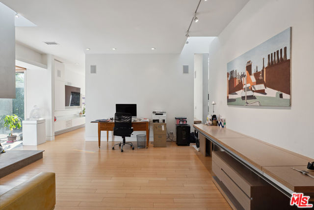 16145 High Valley Place, Encino CA: https://media.crmls.org/mediaz/0dc82b88-6fd2-437a-a181-ad47dfaf4eff.jpg