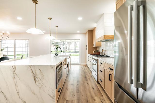 3624 Governor Dr, San Diego CA: https://media.crmls.org/mediaz/0dc83759-5d58-421d-b386-dfc7846f229a.jpg