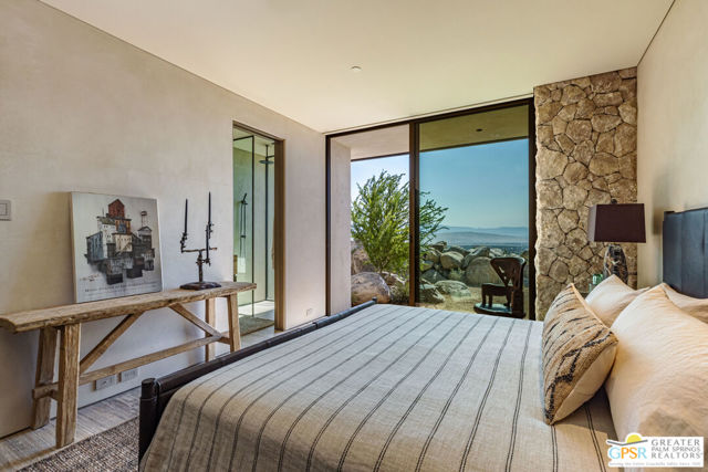 2215 Vista Distancia Court, Palm Springs, CA 92262
