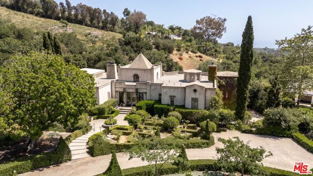 2899 Hidden Valley Lane, Montecito CA: https://media.crmls.org/mediaz/0dc8cb99-5eac-44e6-8e83-f647306a9bc3.jpg