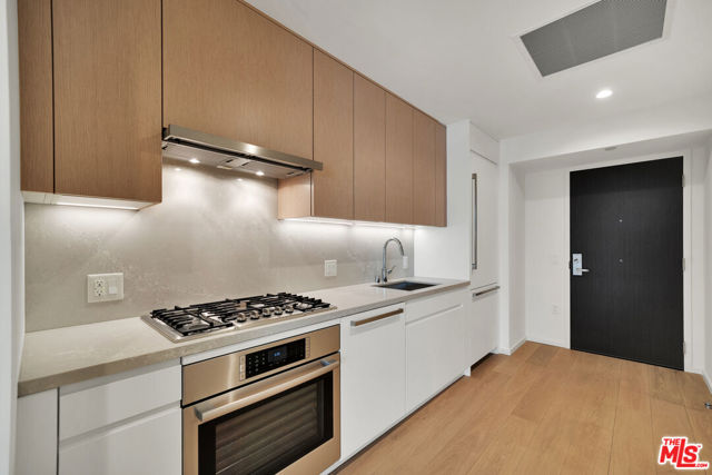 877 Francisco Street, Los Angeles CA: https://media.crmls.org/mediaz/0dca533c-99ae-44d0-9fe5-d2418c1813a8.jpg