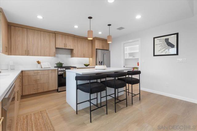 1211 California St, Imperial Beach CA: https://media.crmls.org/mediaz/0dca6100-2627-4e65-805f-56250fc8a1ee.jpg