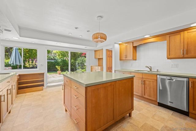 1640 El Paso Real, La Jolla CA: https://media.crmls.org/mediaz/0dca97ea-8f66-495b-92d8-edc717fb0dc6.jpg