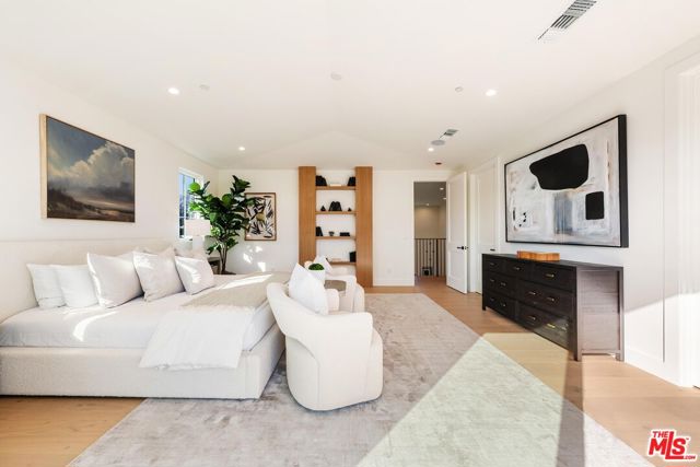 3267 Colby Avenue, Los Angeles CA: https://media.crmls.org/mediaz/0dcb9587-7982-48b5-bdeb-d1d320d9697a.jpg