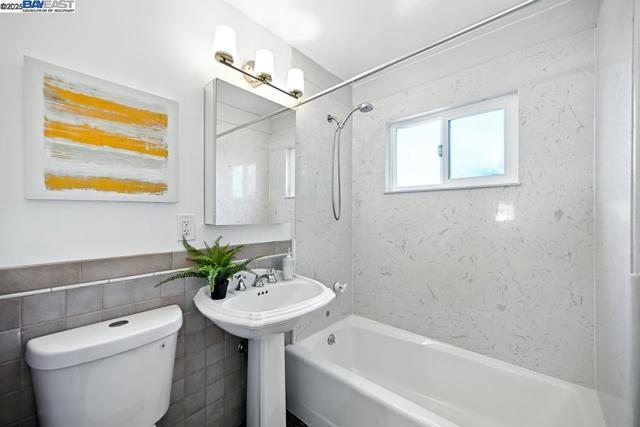 3419 Del Valle Cir, San Leandro CA: https://media.crmls.org/mediaz/0dcbd2f1-97a1-4e03-9190-c4013db6182a.jpg