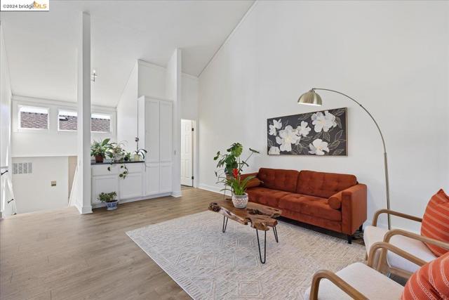 Image 8 of 32 For 4493 Montgomery St  6