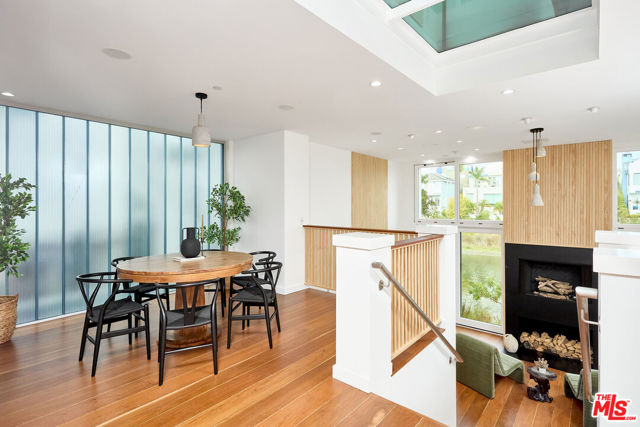 5106 Pacific Avenue, Marina del Rey CA: https://media.crmls.org/mediaz/0dce4d11-5beb-4752-865a-2de68cd2ae54.jpg
