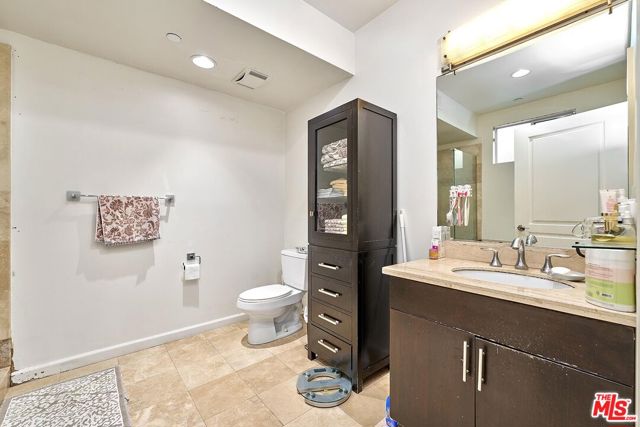 332 S Oxford Avenue, Los Angeles CA: https://media.crmls.org/mediaz/0dce95cd-c55b-41b8-8f7f-9b84167865ec.jpg