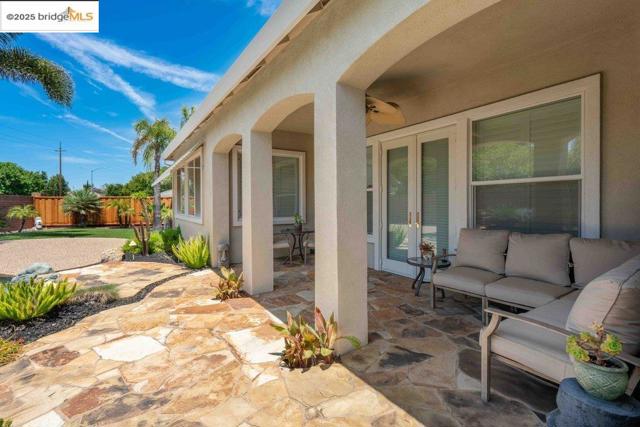 2981 Atherton Pl, Brentwood CA: https://media.crmls.org/mediaz/0dcf1be8-c311-48e3-9630-4ebeb60050a6.jpg