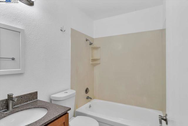 2200 Lemontree Way, Antioch CA: https://media.crmls.org/mediaz/0dcf544c-5c9f-4e7a-b916-111fee373388.jpg