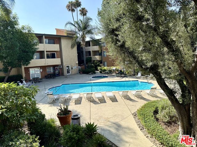 15425 Sherman Way, Van Nuys CA: https://media.crmls.org/mediaz/0dcf9bfa-8626-417f-a587-0cff551c3c52.jpg