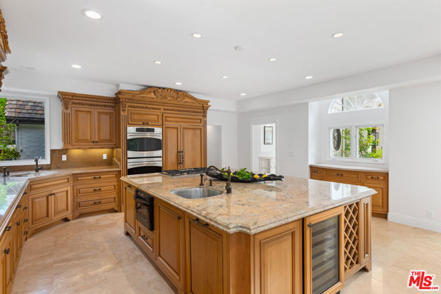 27931 Winding Way, Malibu CA: https://media.crmls.org/mediaz/0dd003e1-b948-477c-9283-00a8c271a9eb.jpg