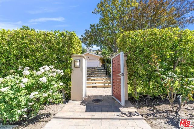 23264 Calvert Street, Woodland Hills CA: https://media.crmls.org/mediaz/0dd0e351-9305-42e2-bda4-c04e1b4ee6a0.jpg