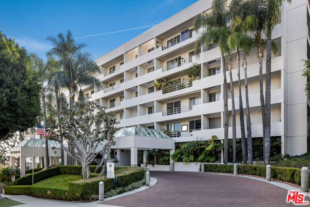 1131 Alta Loma Road, West Hollywood CA: https://media.crmls.org/mediaz/0dd117c5-33ac-457a-a38f-a54cd0ea4cc8.jpg