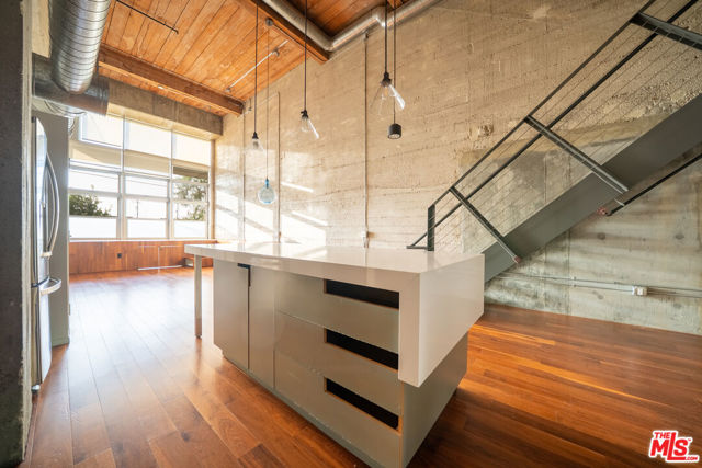 530 S Hewitt Street, Los Angeles CA: https://media.crmls.org/mediaz/0dd15744-035c-4c16-b712-b6b1cff7f3cf.jpg