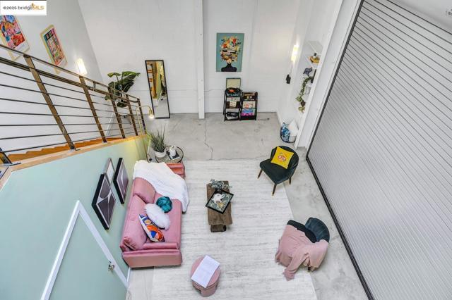 1695 15Th St, Oakland CA: https://media.crmls.org/mediaz/0dd21ff6-ae24-4ef1-a326-9cd43b3801e2.jpg