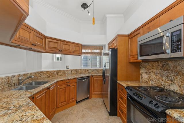 8585 Via Mallorca, La Jolla CA: https://media.crmls.org/mediaz/0dd30d23-f867-4f49-b6d6-5ee940836c31.jpg