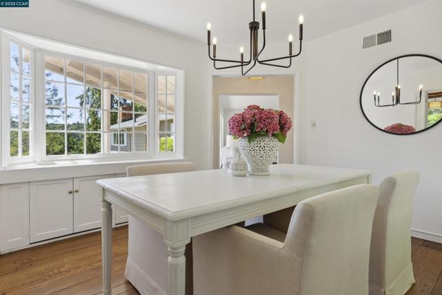 1087 Rahara Dr, Lafayette CA: https://media.crmls.org/mediaz/0dd4baa1-f5bb-47e6-bb6d-f30edc871934.jpg