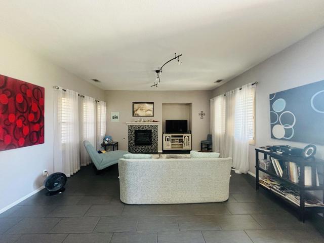 82701 Castleton Drive, Indio CA: https://media.crmls.org/mediaz/0dd57d8c-9606-4617-835b-bdbaa26a343a.jpg