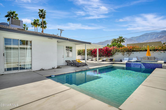 677 S Highland Drive, Palm Springs CA: https://media.crmls.org/mediaz/0dd664c5-7a5f-4457-89ba-94707ff16786.jpg