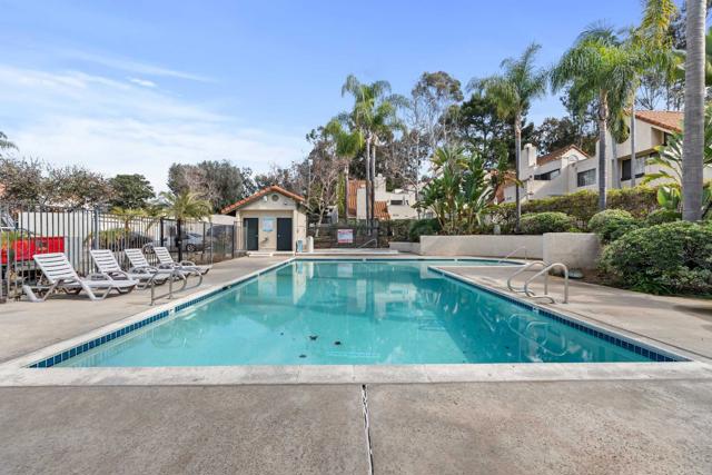 Detail Gallery Image 2 of 30 For 337 N Melrose Dr #E,  Vista,  CA 92083 - 2 Beds | 2 Baths