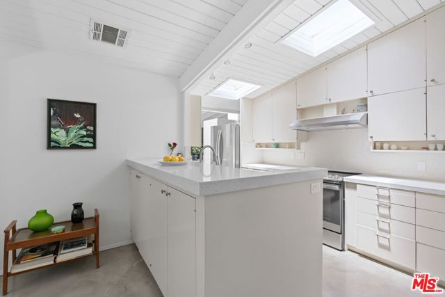 810 Bramble Way, Los Angeles CA: https://media.crmls.org/mediaz/0dd82d4a-a744-4779-b8cb-5b448da77651.jpg