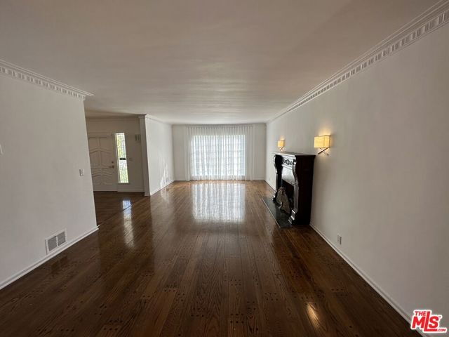 619 N Canon Drive, Beverly Hills CA: https://media.crmls.org/mediaz/0dd8c80d-ba7c-47d2-a121-5f1e86470d46.jpg