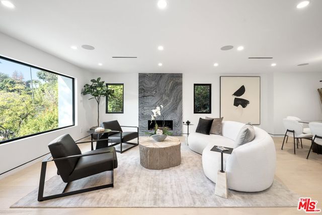 3290 N Knoll Drive, Los Angeles CA: https://media.crmls.org/mediaz/0dd94378-f0f6-4d7e-9214-16e56d527a35.jpg